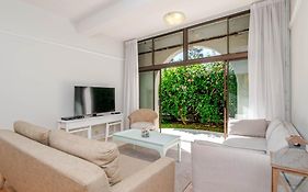 Seaside 2-Bedroom Apartment On Beach Road